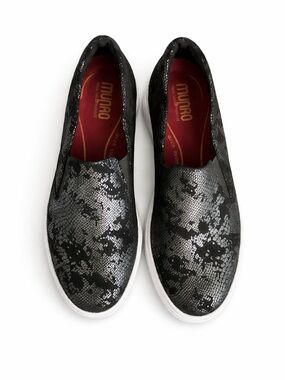 Munro Lennox Metallic Black Snakeskin Print Slip-On Sneakers NWT